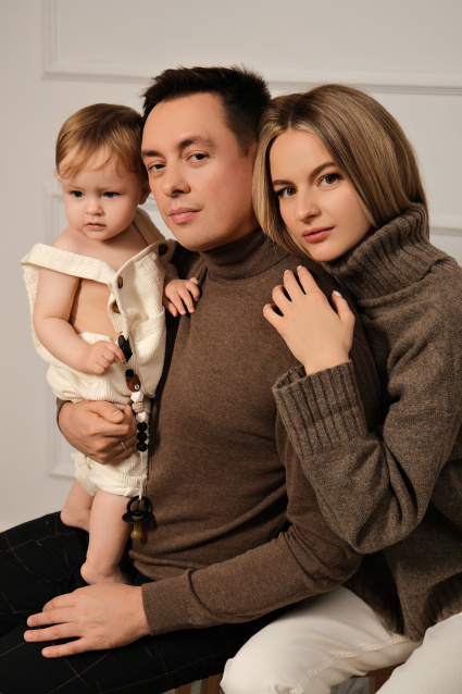 Семейная фотосессия в студии по выгодной цене от сети фотостудий Fashion Box в Уфе – фото № 48