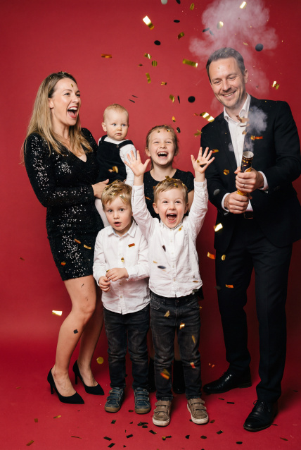 Семейная фотосессия в студии по выгодной цене от сети фотостудий Fashion Box в Уфе – фото № 4