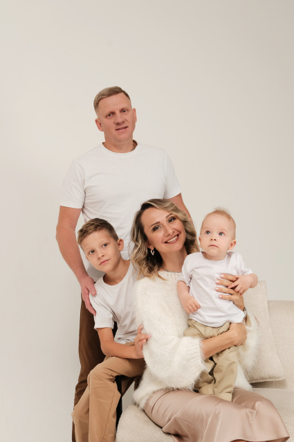 Семейная фотосессия в студии по выгодной цене от сети фотостудий Fashion Box в Уфе – фото № 2