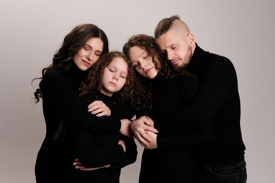 Семейная фотосессия в студии по выгодной цене от сети фотостудий Fashion Box в Уфе – фото № 25